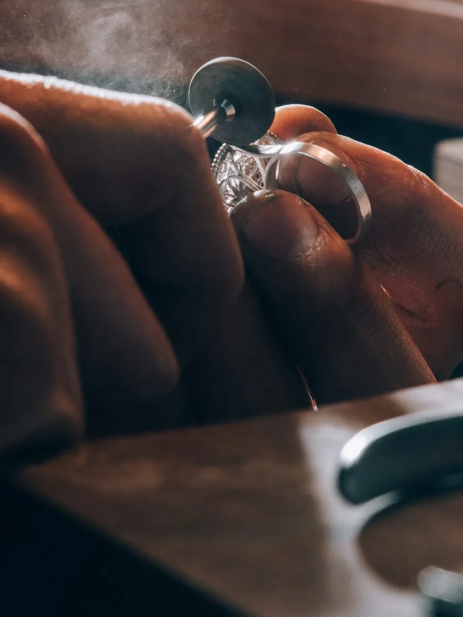 Juwelier prüft einen Diamantring