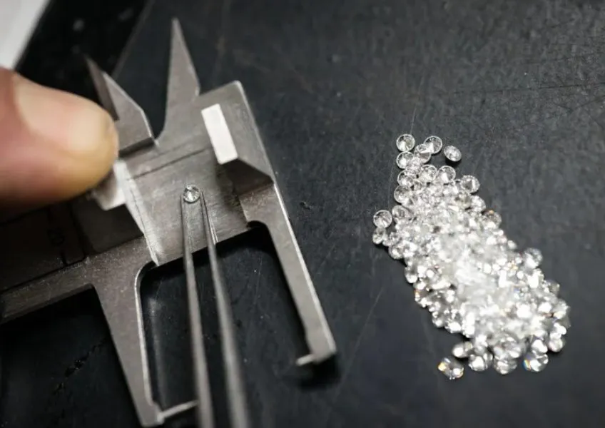 Was ist der Unterschied zwischen Farbdiamanten und weißen Diamanten?