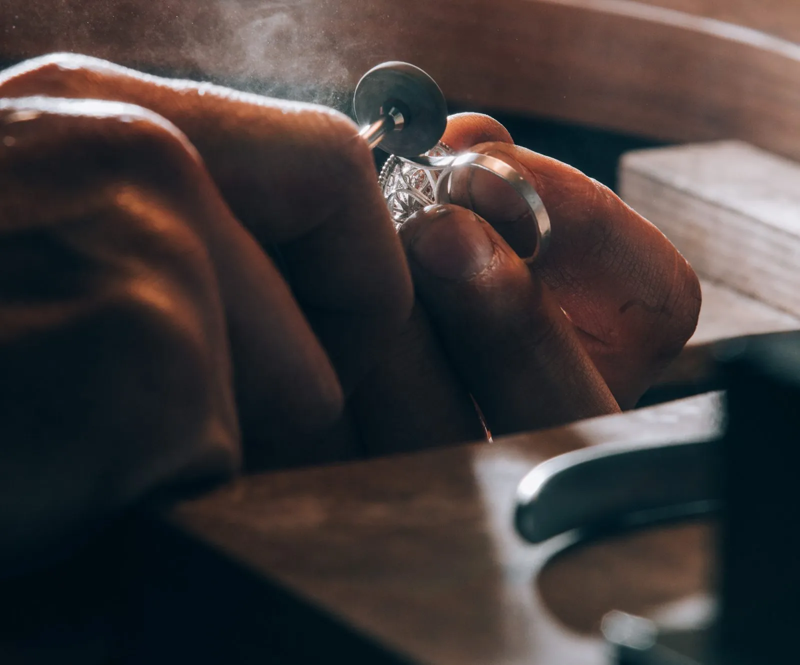 Juwelier bei der Arbeit