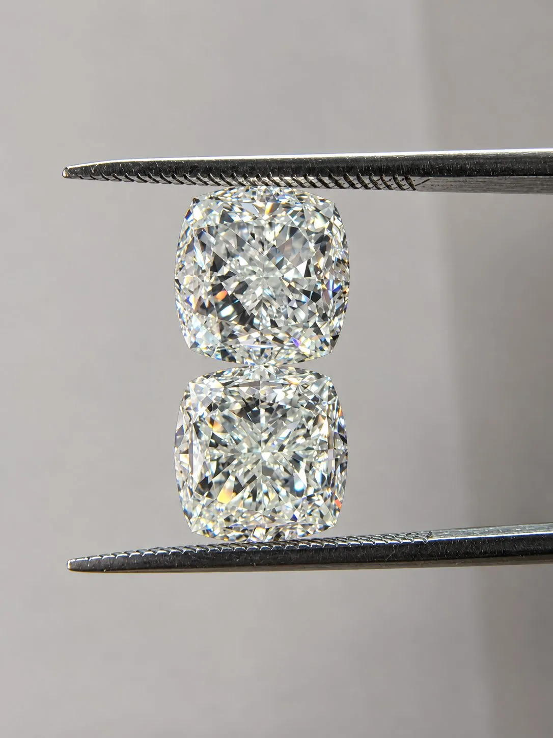 Zwei Diamanten in der Pinzette