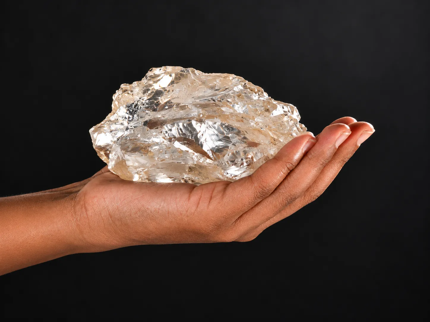 Rohdiamant in einer Hand